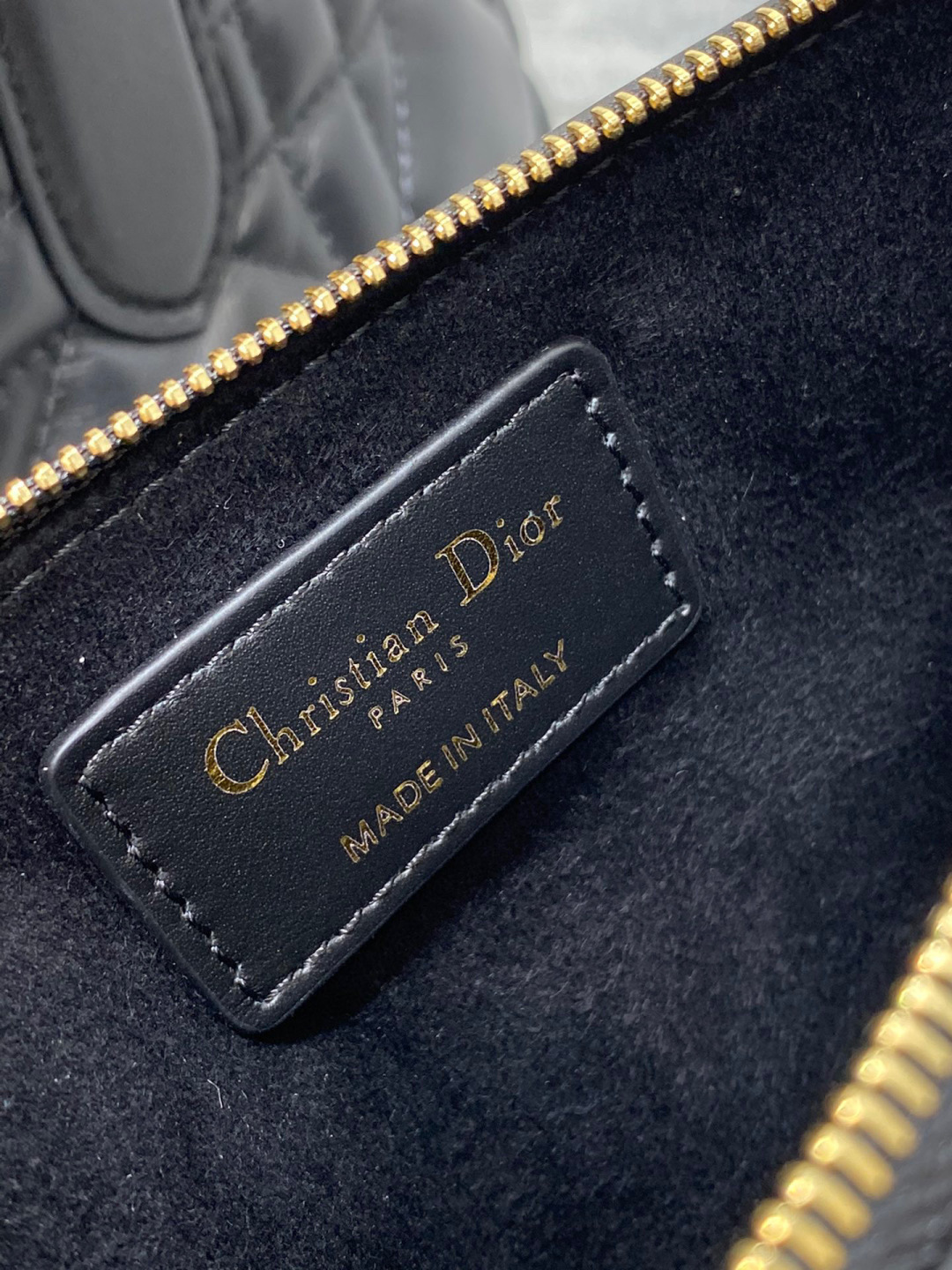 Dior 带着 Toujours 去旅行 超大菱格的设计 搭配 的字母配饰 摩登 感十足 包身结构十分柔软