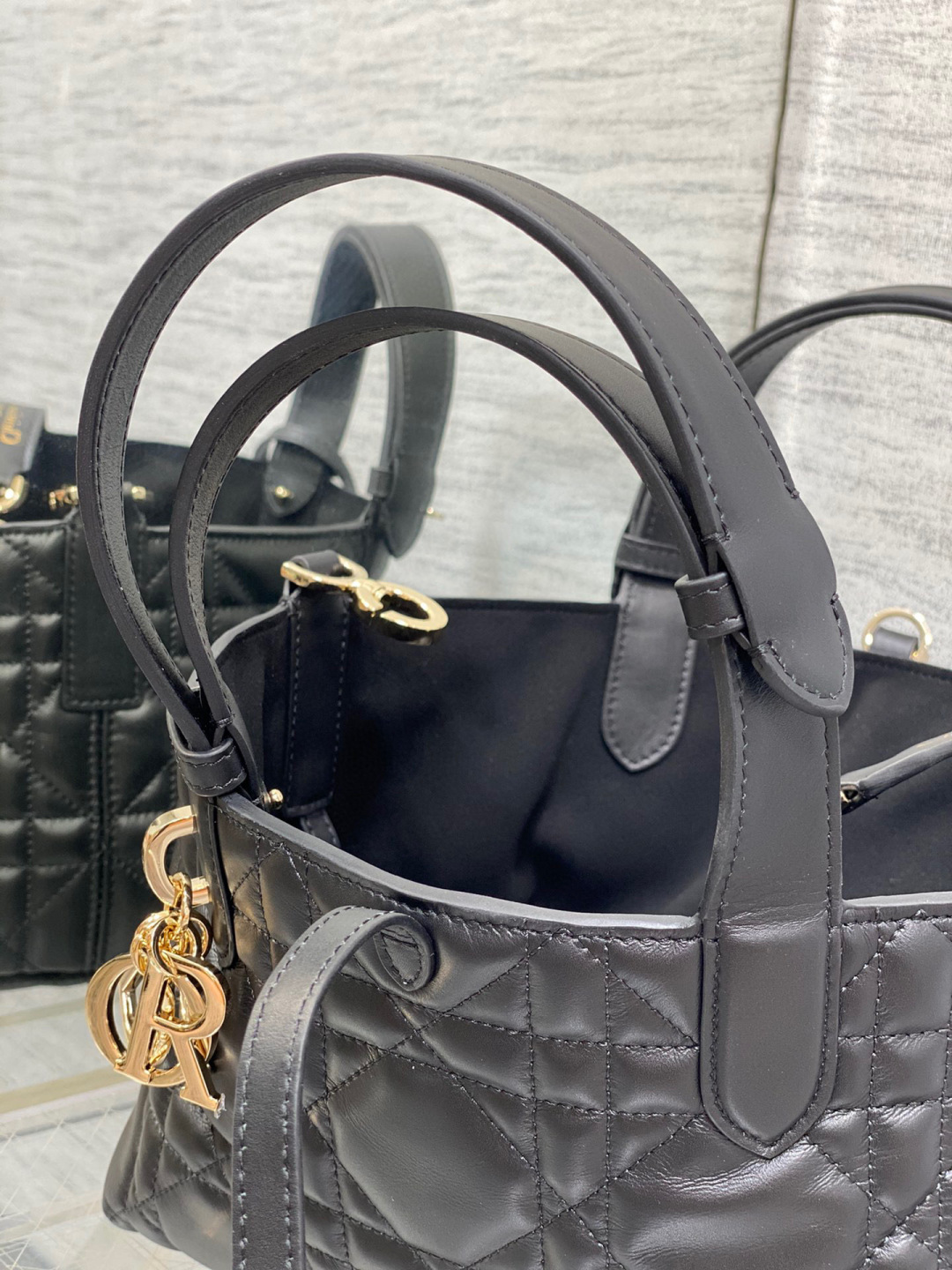 Dior 带着 Toujours 去旅行 超大菱格的设计 搭配 的字母配饰 摩登 感十足 包身结构十分柔软