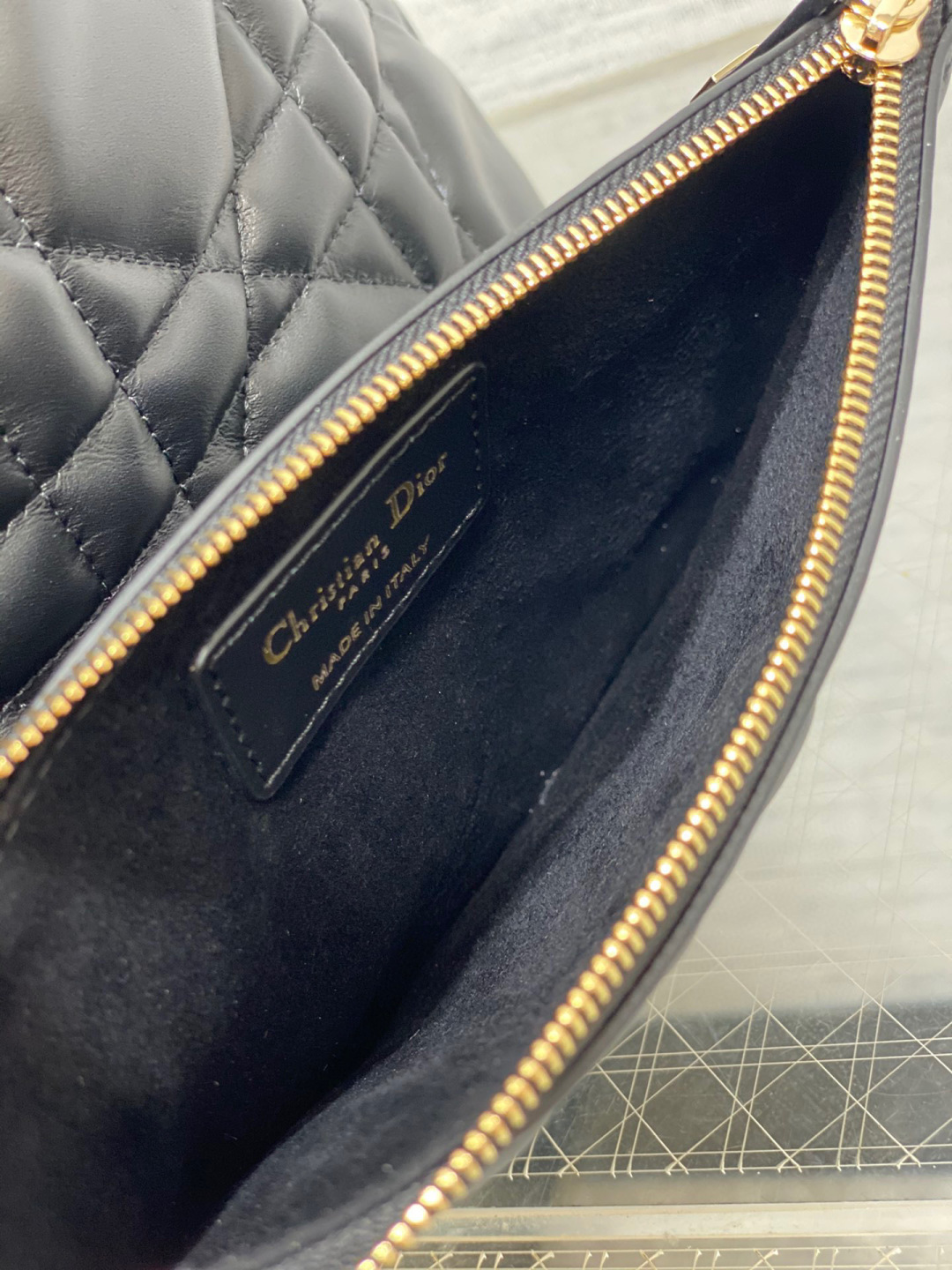 Dior 带着 Toujours 去旅行 超大菱格的设计 搭配 的字母配饰 摩登 感十足 包身结构十分柔软