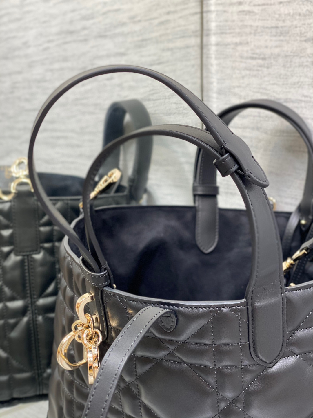 Dior 带着 Toujours 去旅行 超大菱格的设计 搭配 的字母配饰 摩登 感十足 包身结构十分柔软