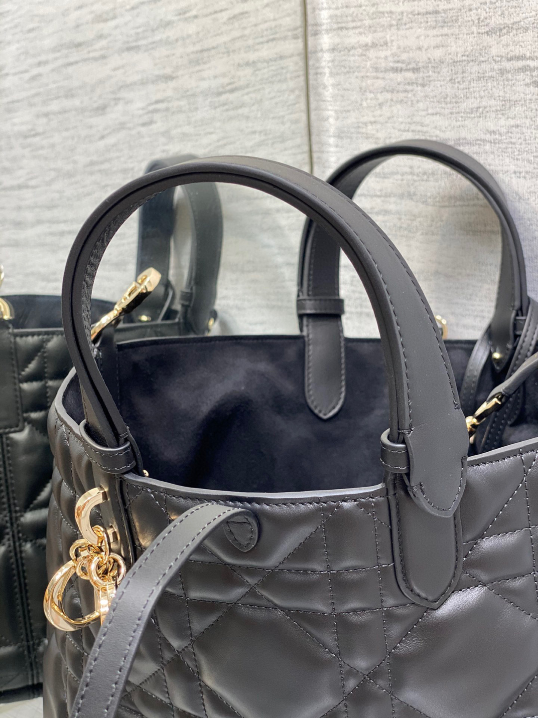 Dior 带着 Toujours 去旅行 超大菱格的设计 搭配 的字母配饰 摩登 感十足 包身结构十分柔软