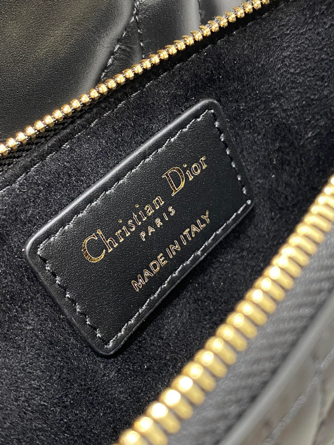 Dior 带着 Toujours 去旅行 超大菱格的设计 搭配 的字母配饰 摩登 感十足 包身结构十分柔软