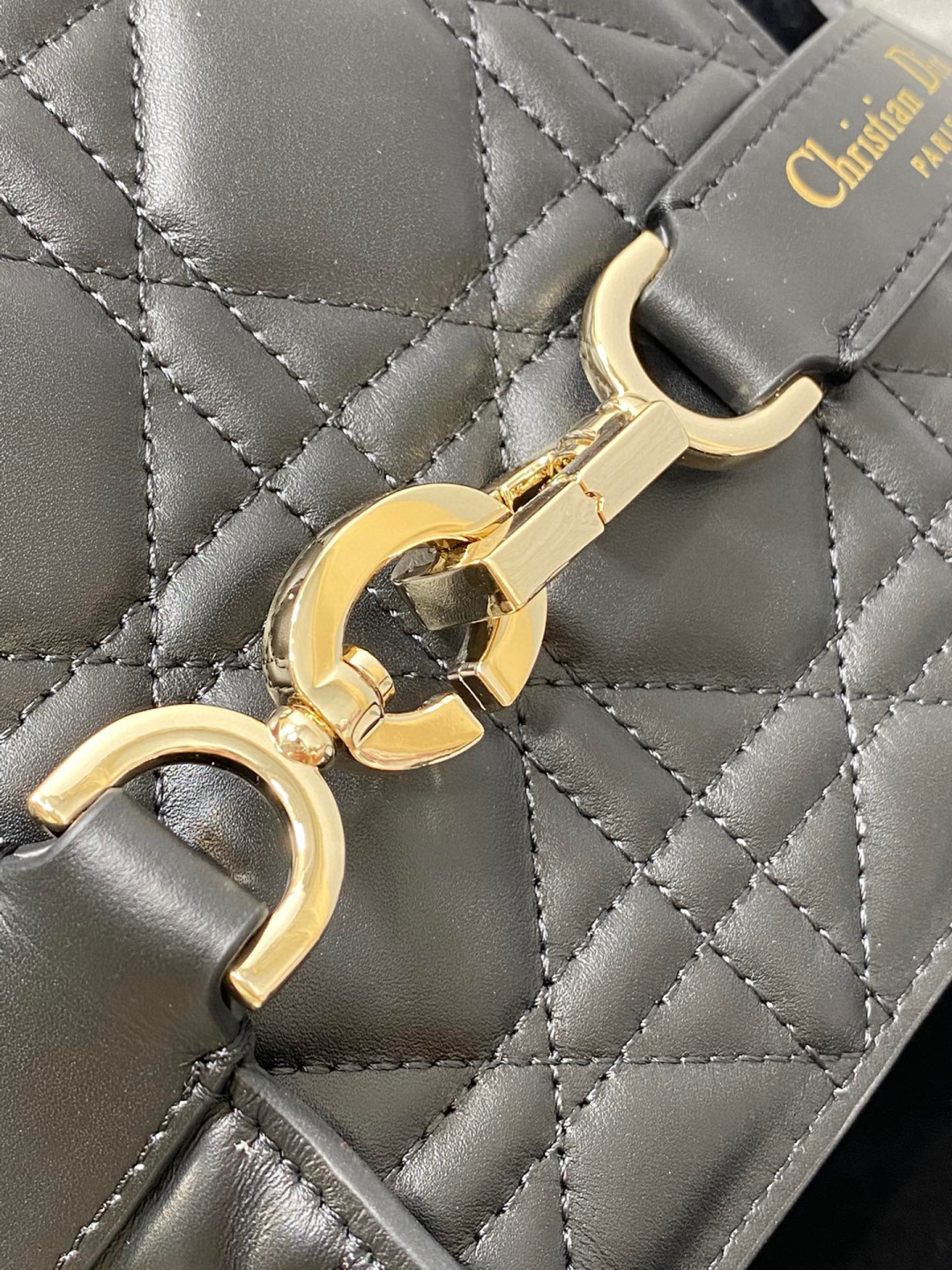 Dior 带着 Toujours 去旅行 超大菱格的设计 搭配 的字母配饰 摩登 感十足 包身结构十分柔软