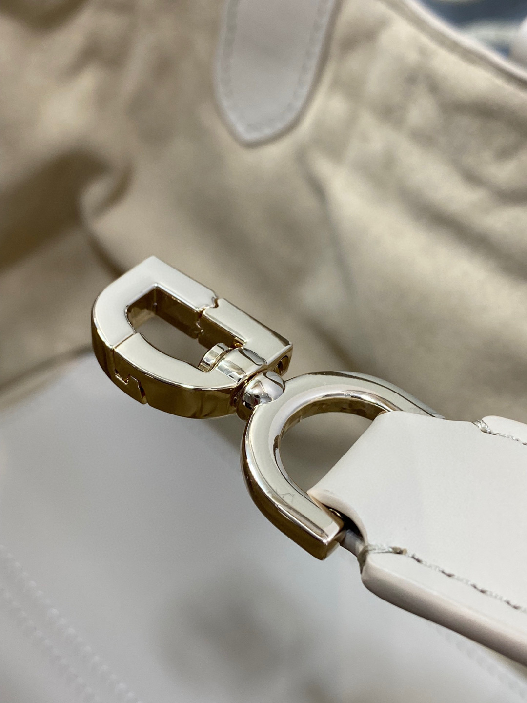 Dior 带着 Toujours 去旅行 超大菱格的设计 搭配 的字母配饰 摩登 感十足 包身结构十分柔软