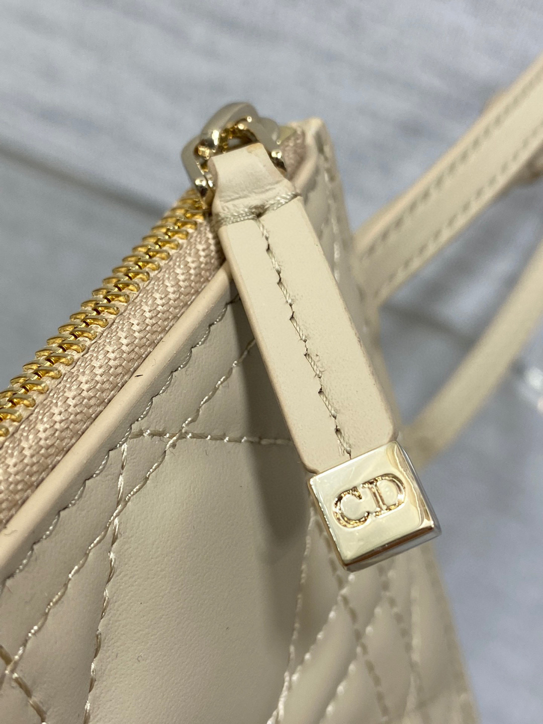 Dior 带着 Toujours 去旅行 超大菱格的设计 搭配 的字母配饰 摩登 感十足 包身结构十分柔软