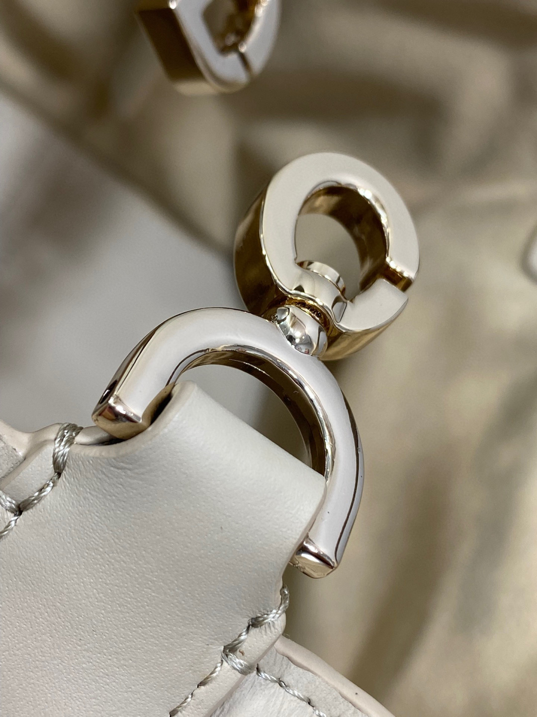 Dior 带着 Toujours 去旅行 超大菱格的设计 搭配 的字母配饰 摩登 感十足 包身结构十分柔软