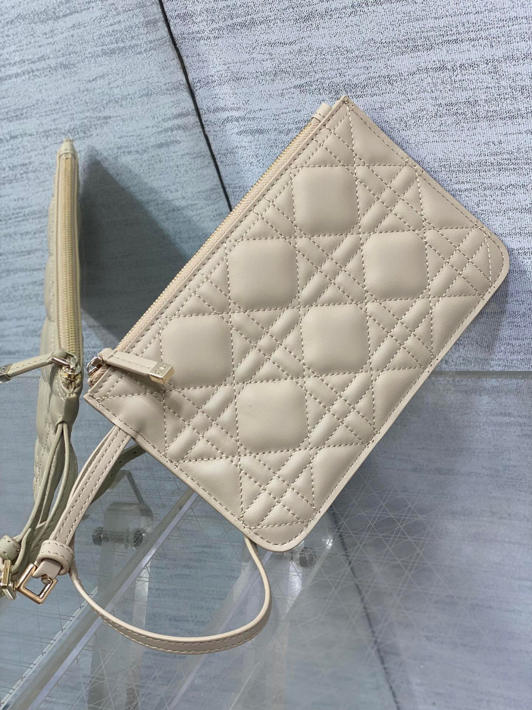 Dior 带着 Toujours 去旅行 超大菱格的设计 搭配 的字母配饰 摩登 感十足 包身结构十分柔软
