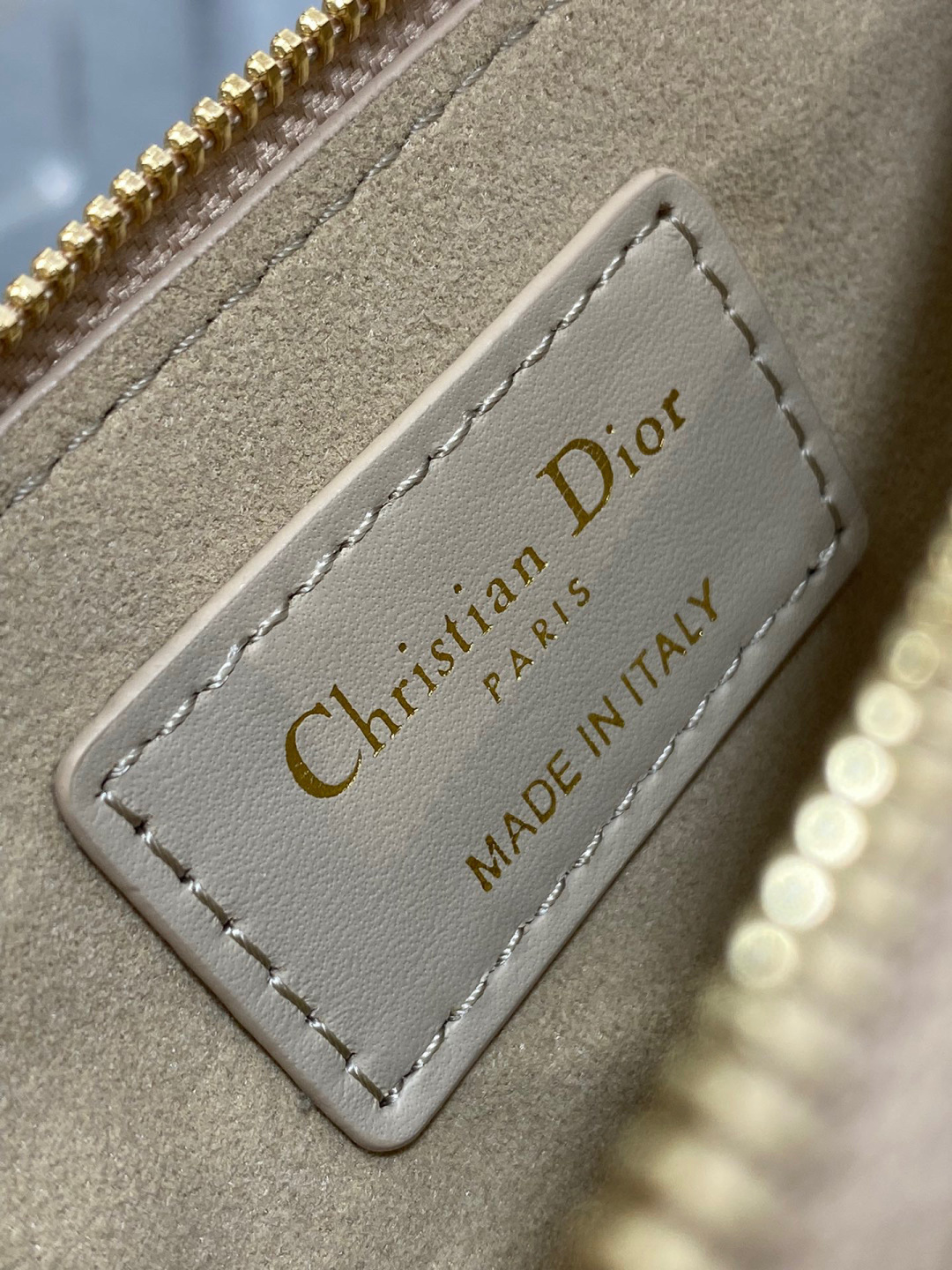 Dior 带着 Toujours 去旅行 超大菱格的设计 搭配 的字母配饰 摩登 感十足 包身结构十分柔软