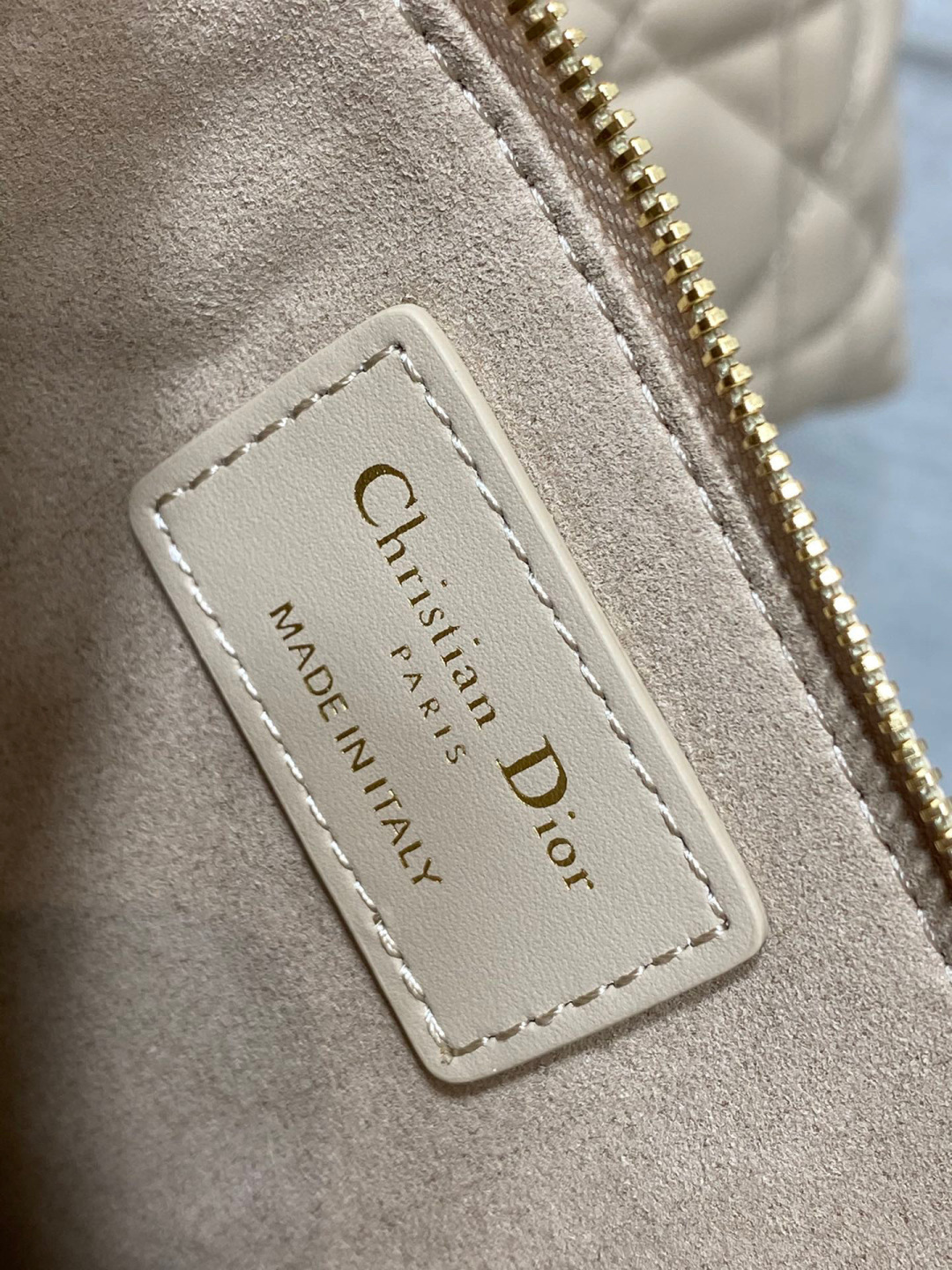 Dior 带着 Toujours 去旅行 超大菱格的设计 搭配 的字母配饰 摩登 感十足 包身结构十分柔软