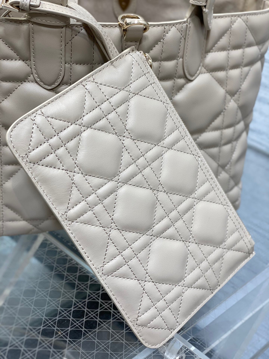 Dior 带着 Toujours 去旅行 超大菱格的设计 搭配 的字母配饰 摩登 感十足 包身结构十分柔软