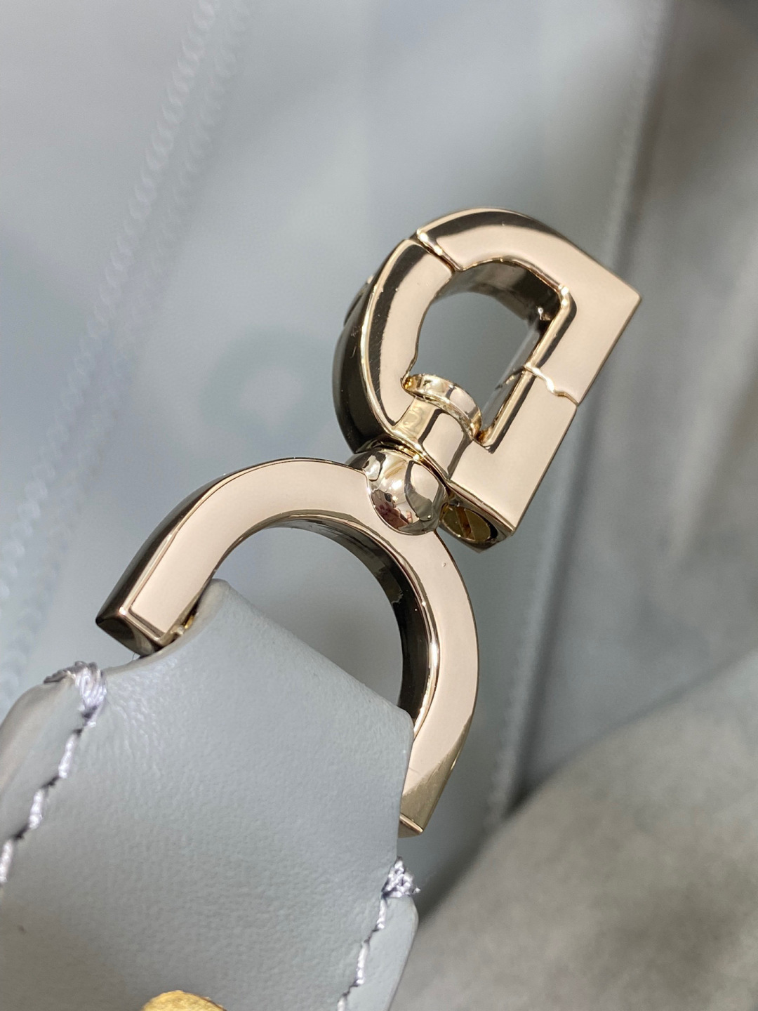 Dior 带着 Toujours 去旅行 超大菱格的设计 搭配 的字母配饰 摩登 感十足 包身结构十分柔软