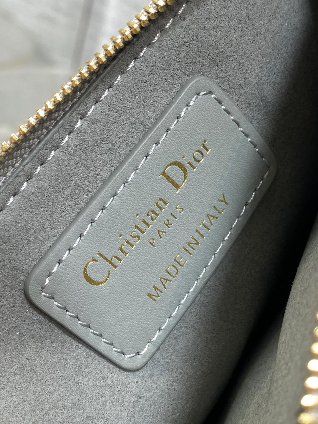 Dior 带着 Toujours 去旅行 超大菱格的设计 搭配 的字母配饰 摩登 感十足 包身结构十分柔软