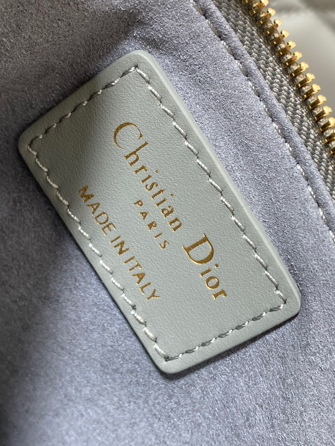 Dior 带着 Toujours 去旅行 超大菱格的设计 搭配 的字母配饰 摩登 感十足 包身结构十分柔软
