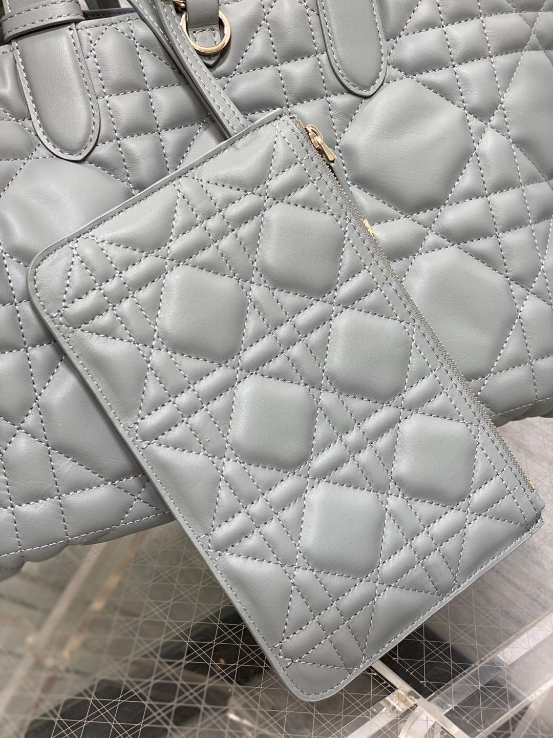 Dior 带着 Toujours 去旅行 超大菱格的设计 搭配 的字母配饰 摩登 感十足 包身结构十分柔软