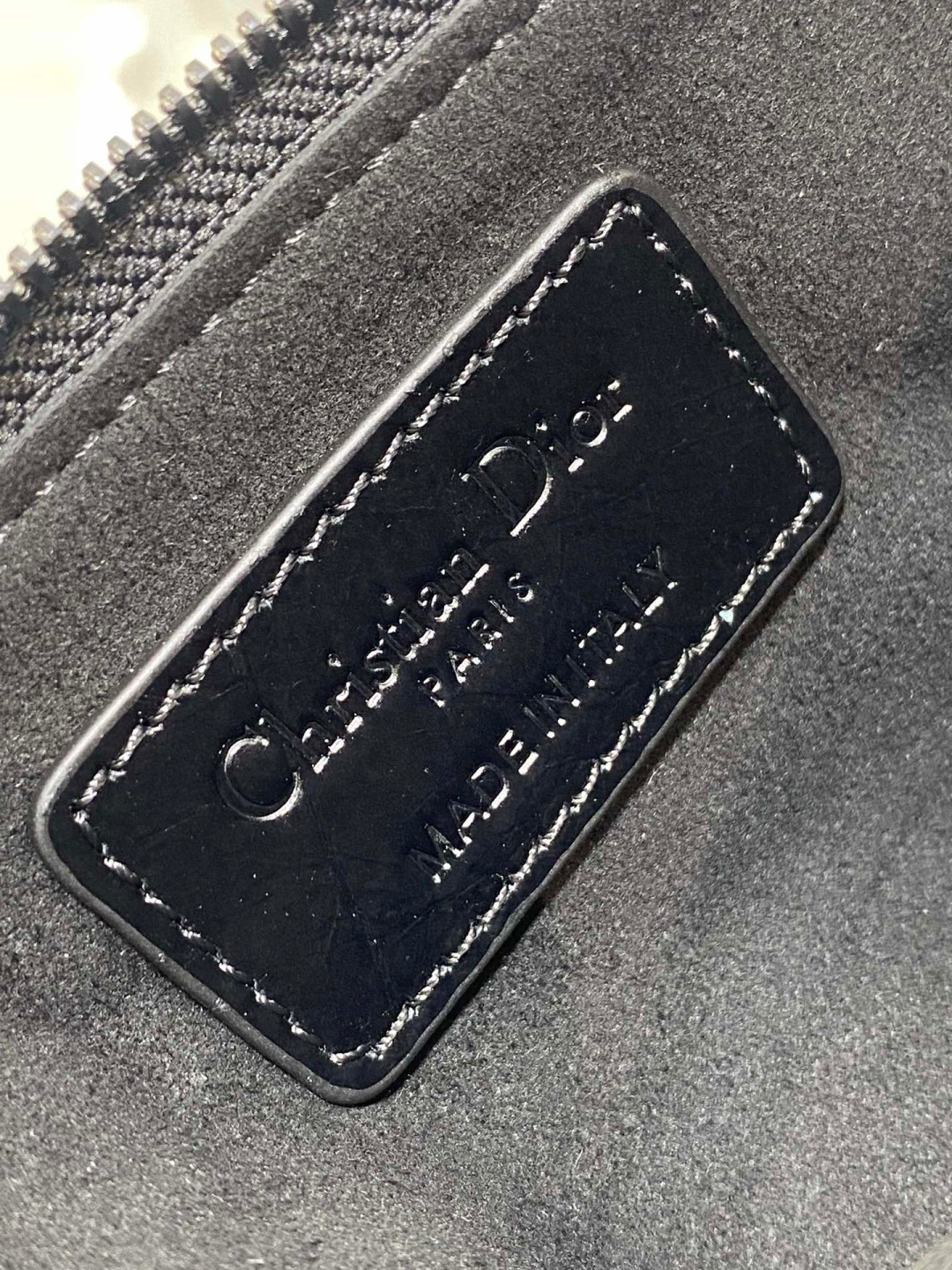 Dior 带着 Toujours 去旅行 超大菱格的设计 搭配 的字母配饰 摩登 感十足 包身结构十分柔软