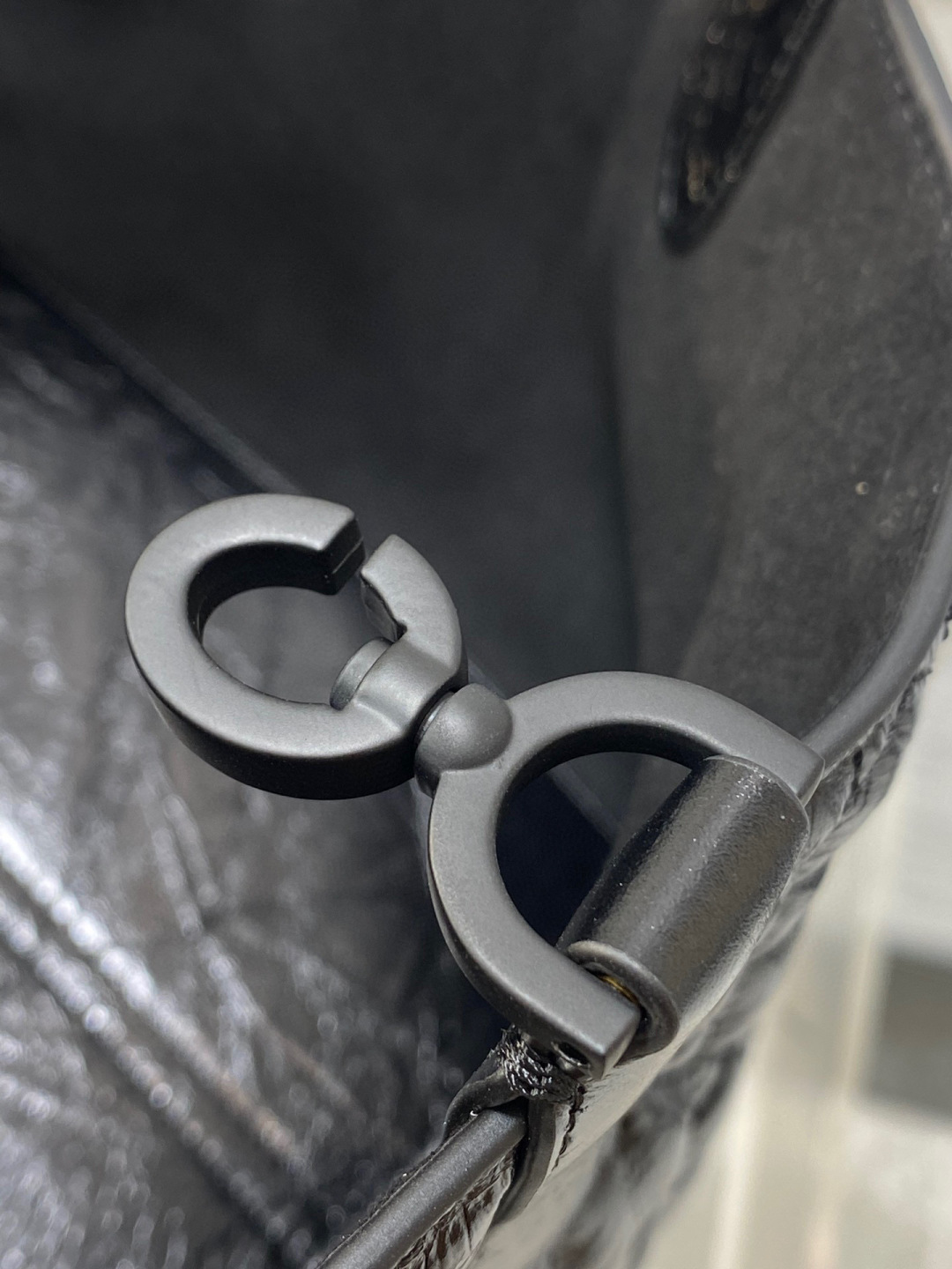 Dior 带着 Toujours 去旅行 超大菱格的设计 搭配 的字母配饰 摩登 感十足 包身结构十分柔软