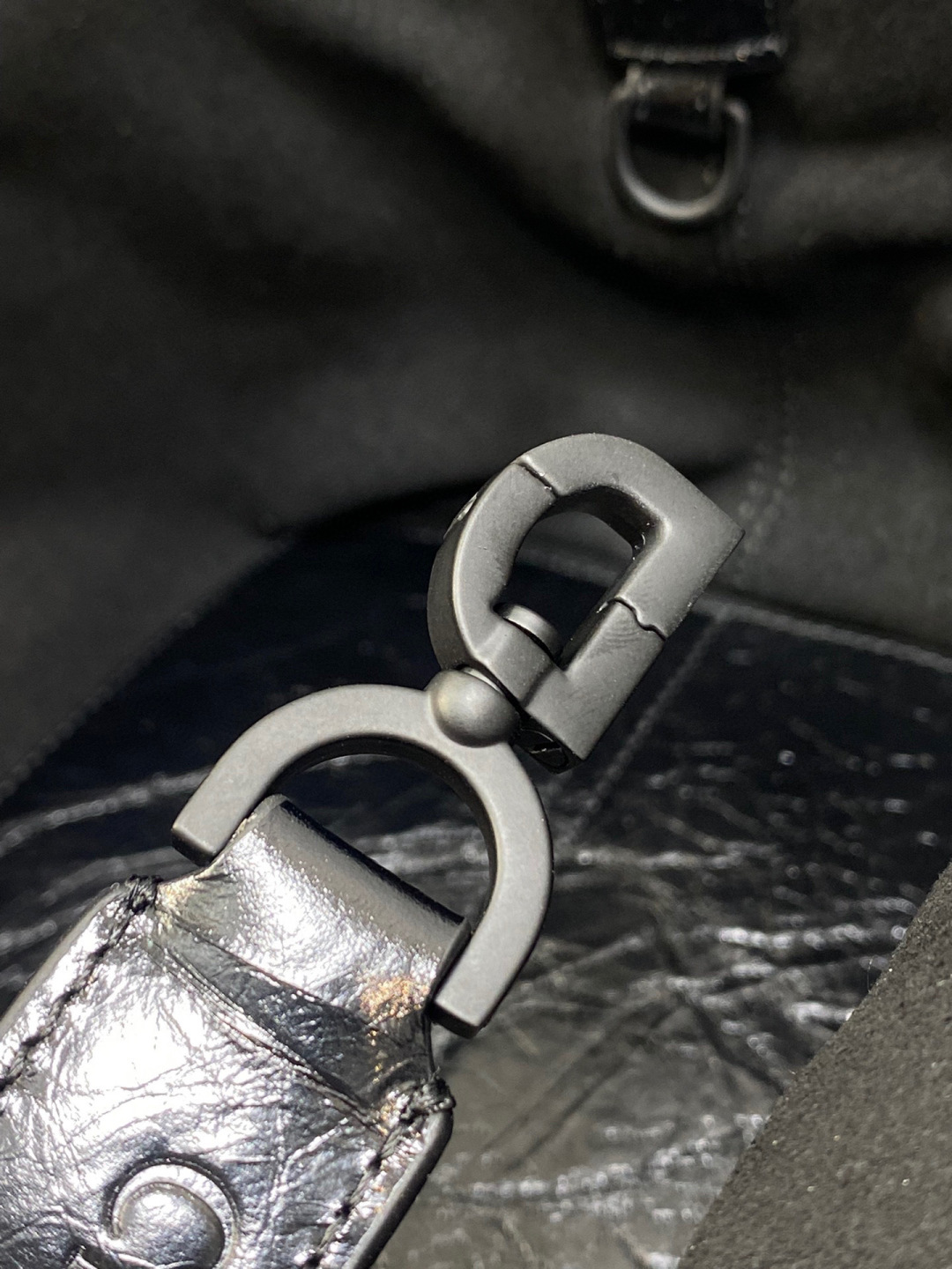Dior 带着 Toujours 去旅行 超大菱格的设计 搭配 的字母配饰 摩登 感十足 包身结构十分柔软