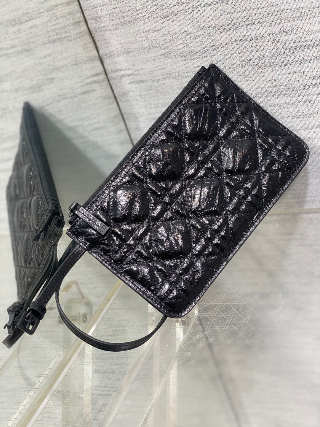 Dior 带着 Toujours 去旅行 超大菱格的设计 搭配 的字母配饰 摩登 感十足 包身结构十分柔软