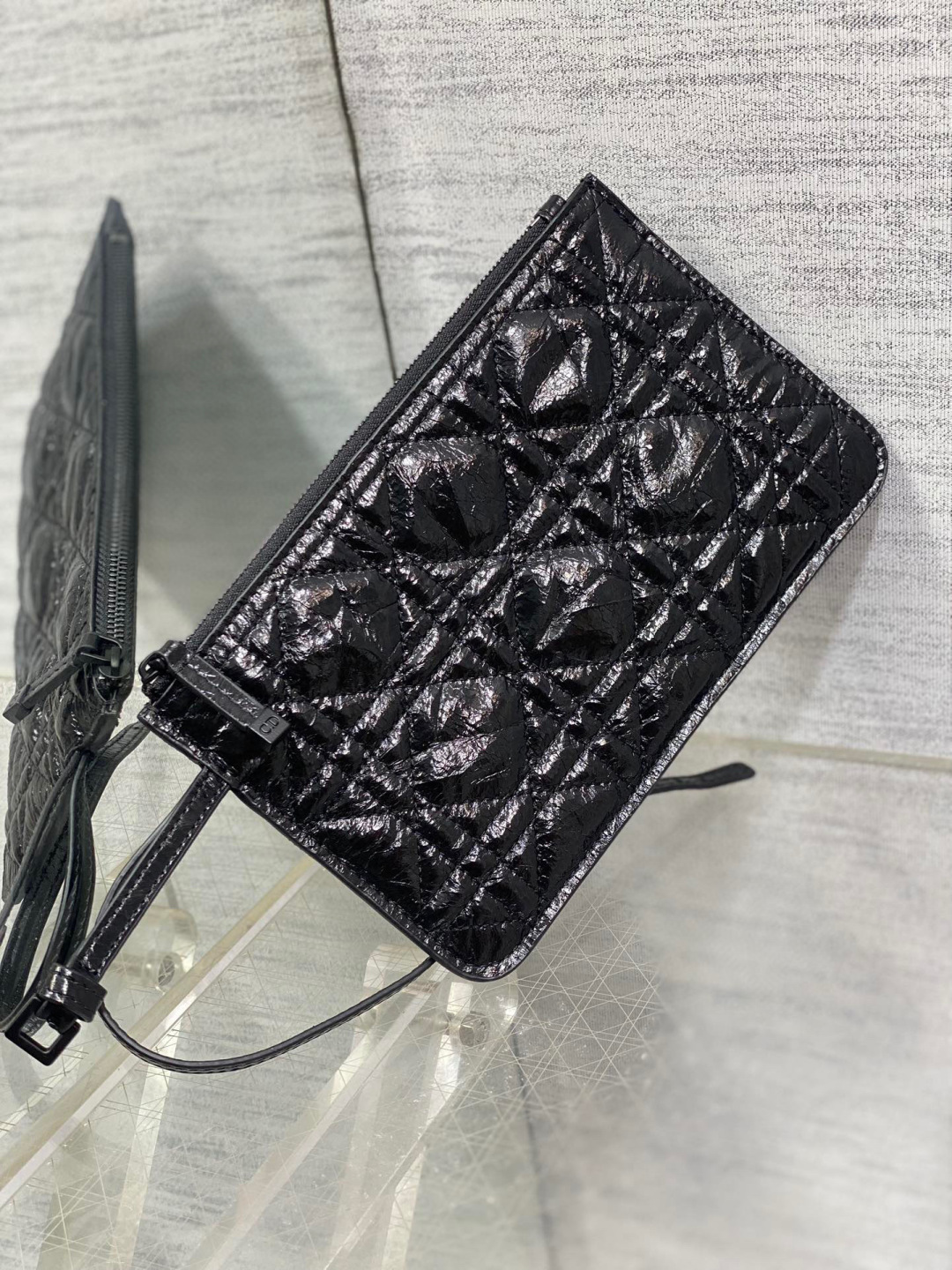 Dior 带着 Toujours 去旅行 超大菱格的设计 搭配 的字母配饰 摩登 感十足 包身结构十分柔软