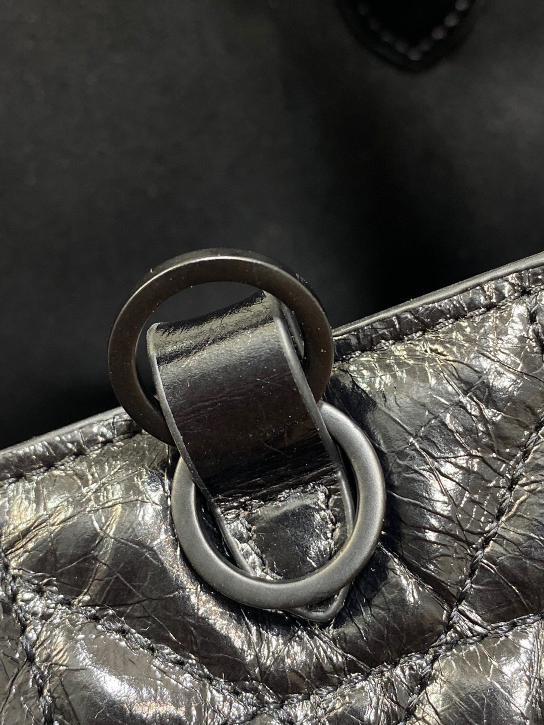 Dior 带着 Toujours 去旅行 超大菱格的设计 搭配 的字母配饰 摩登 感十足 包身结构十分柔软