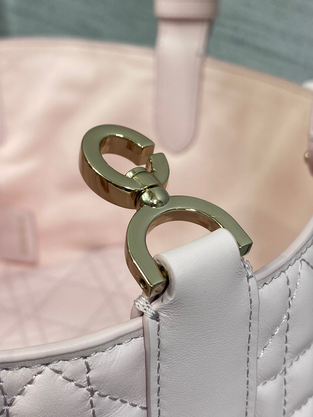 Dior 带着 Toujours 去旅行 超大菱格的设计 搭配 的字母配饰 摩登 感十足 包身结构十分柔软