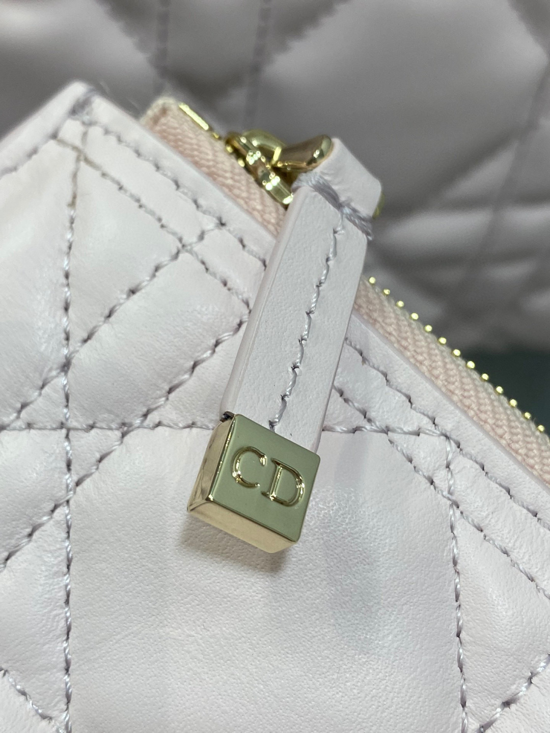 Dior 带着 Toujours 去旅行 超大菱格的设计 搭配 的字母配饰 摩登 感十足 包身结构十分柔软