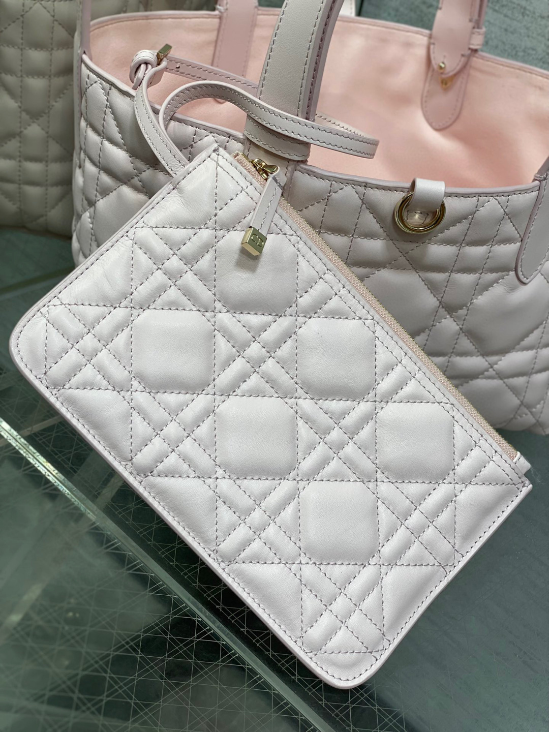 Dior 带着 Toujours 去旅行 超大菱格的设计 搭配 的字母配饰 摩登 感十足 包身结构十分柔软