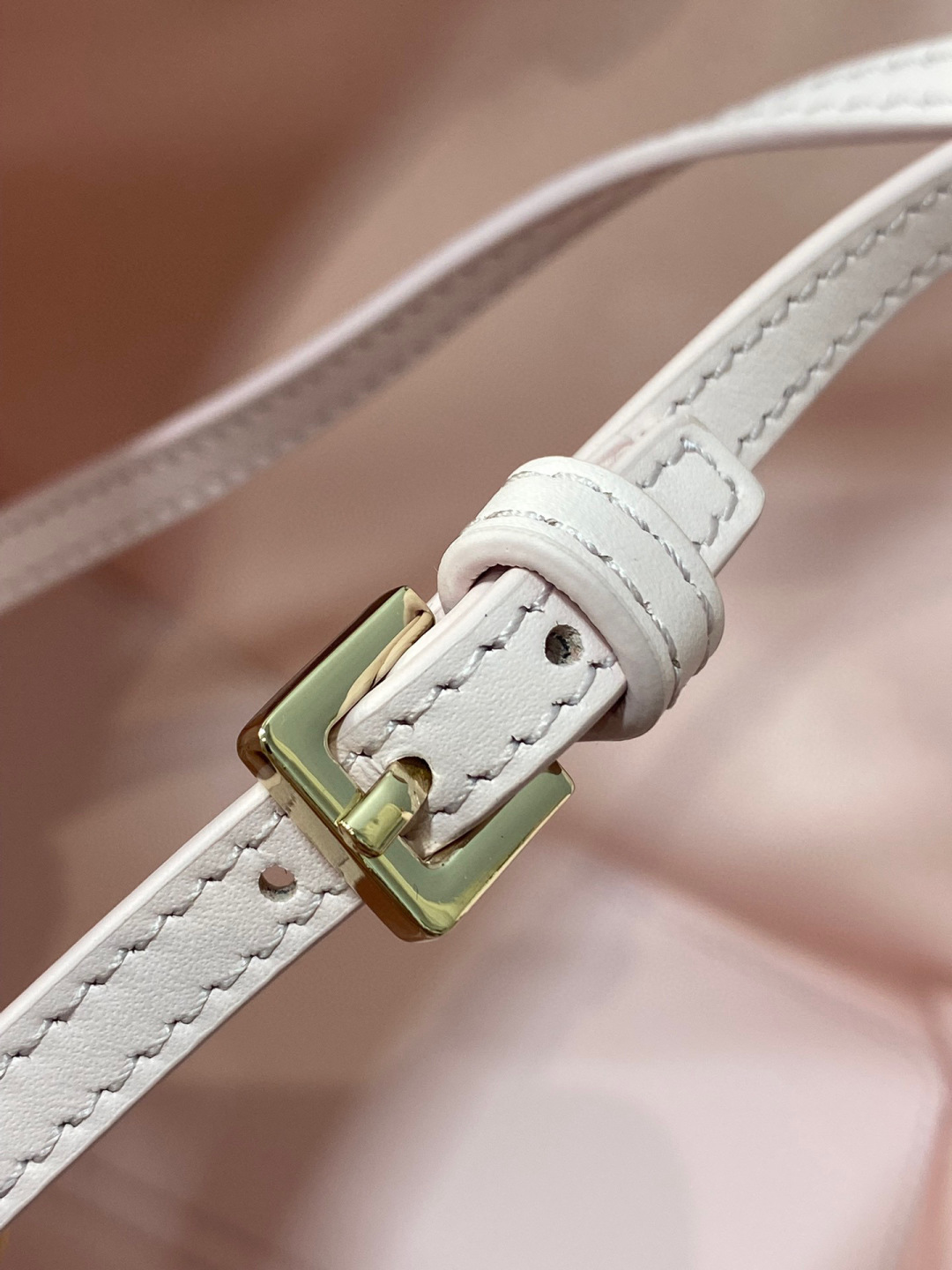 Dior 带着 Toujours 去旅行 超大菱格的设计 搭配 的字母配饰 摩登 感十足 包身结构十分柔软
