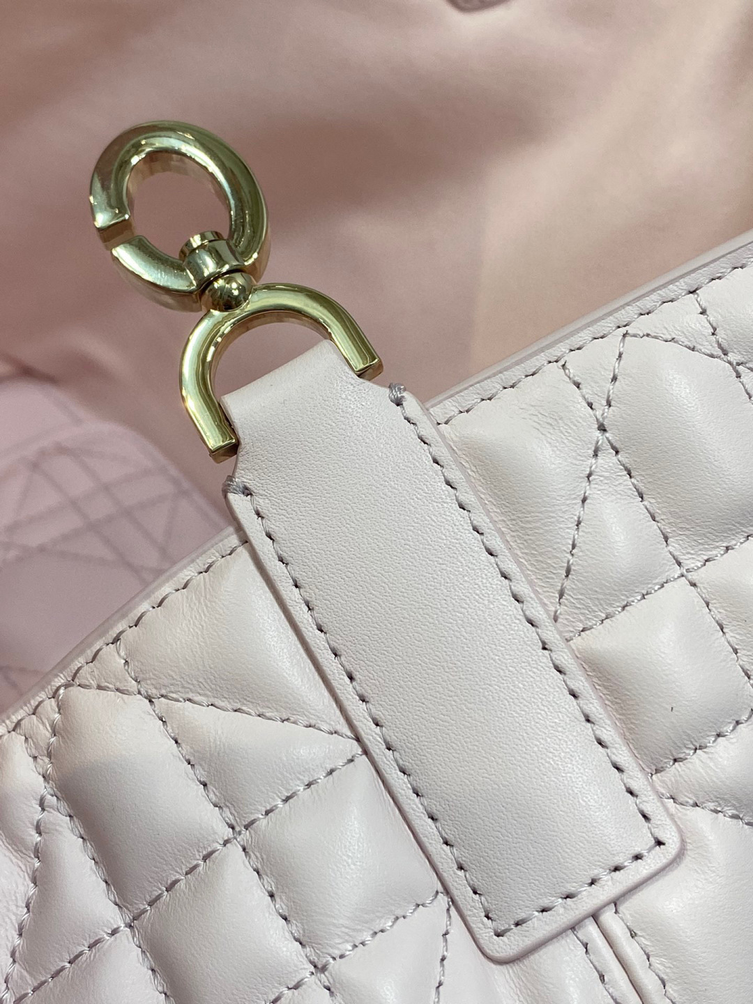 Dior 带着 Toujours 去旅行 超大菱格的设计 搭配 的字母配饰 摩登 感十足 包身结构十分柔软