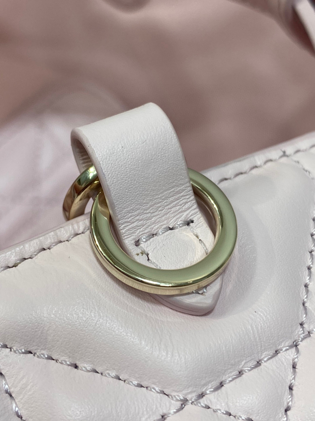 Dior 带着 Toujours 去旅行 超大菱格的设计 搭配 的字母配饰 摩登 感十足 包身结构十分柔软