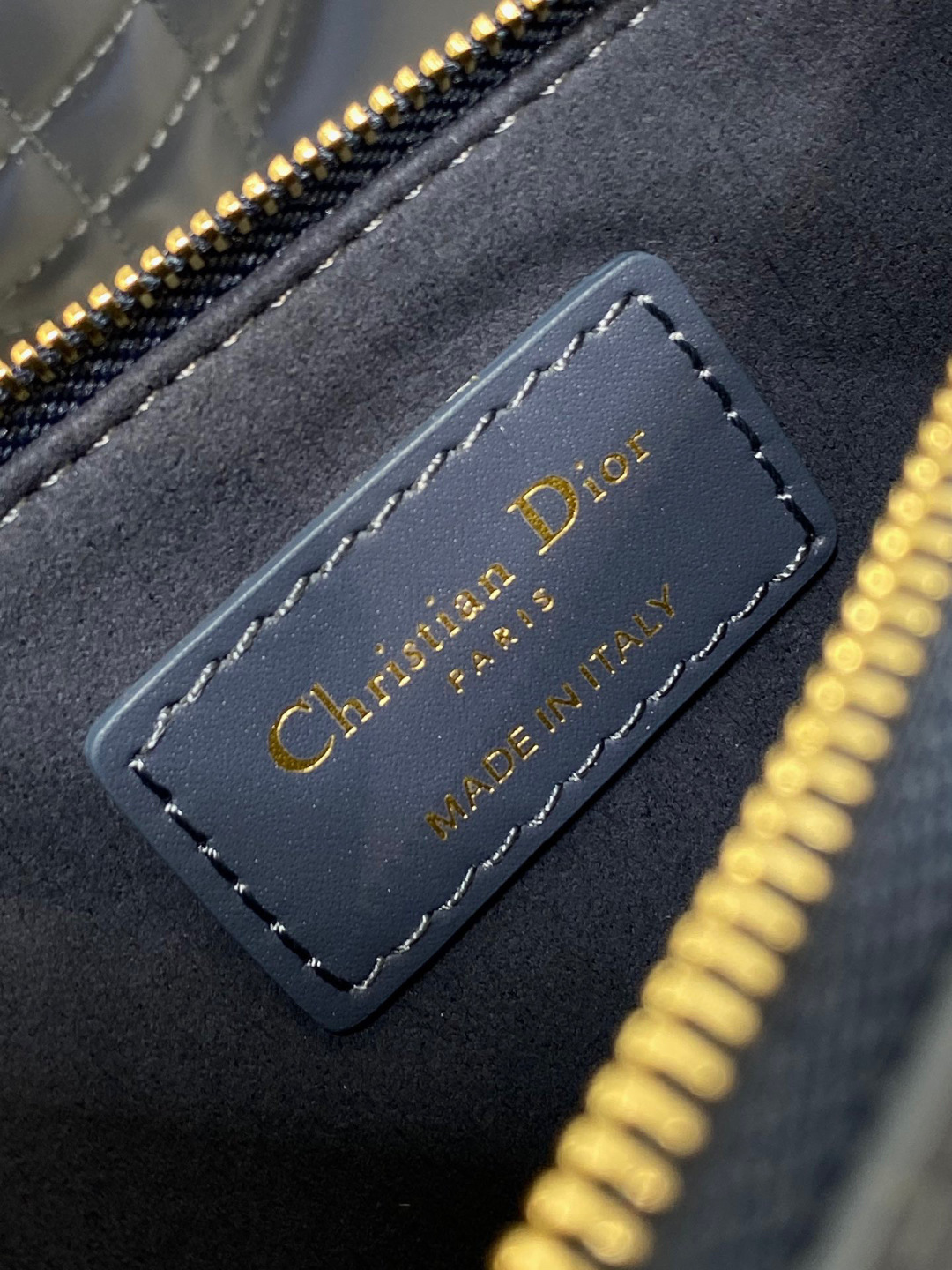 Dior 带着 Toujours 去旅行 超大菱格的设计 搭配 的字母配饰 摩登 感十足 包身结构十分柔软