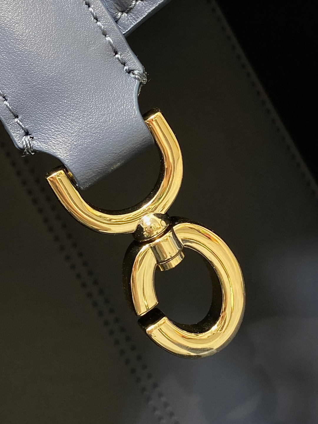 Dior 带着 Toujours 去旅行 超大菱格的设计 搭配 的字母配饰 摩登 感十足 包身结构十分柔软