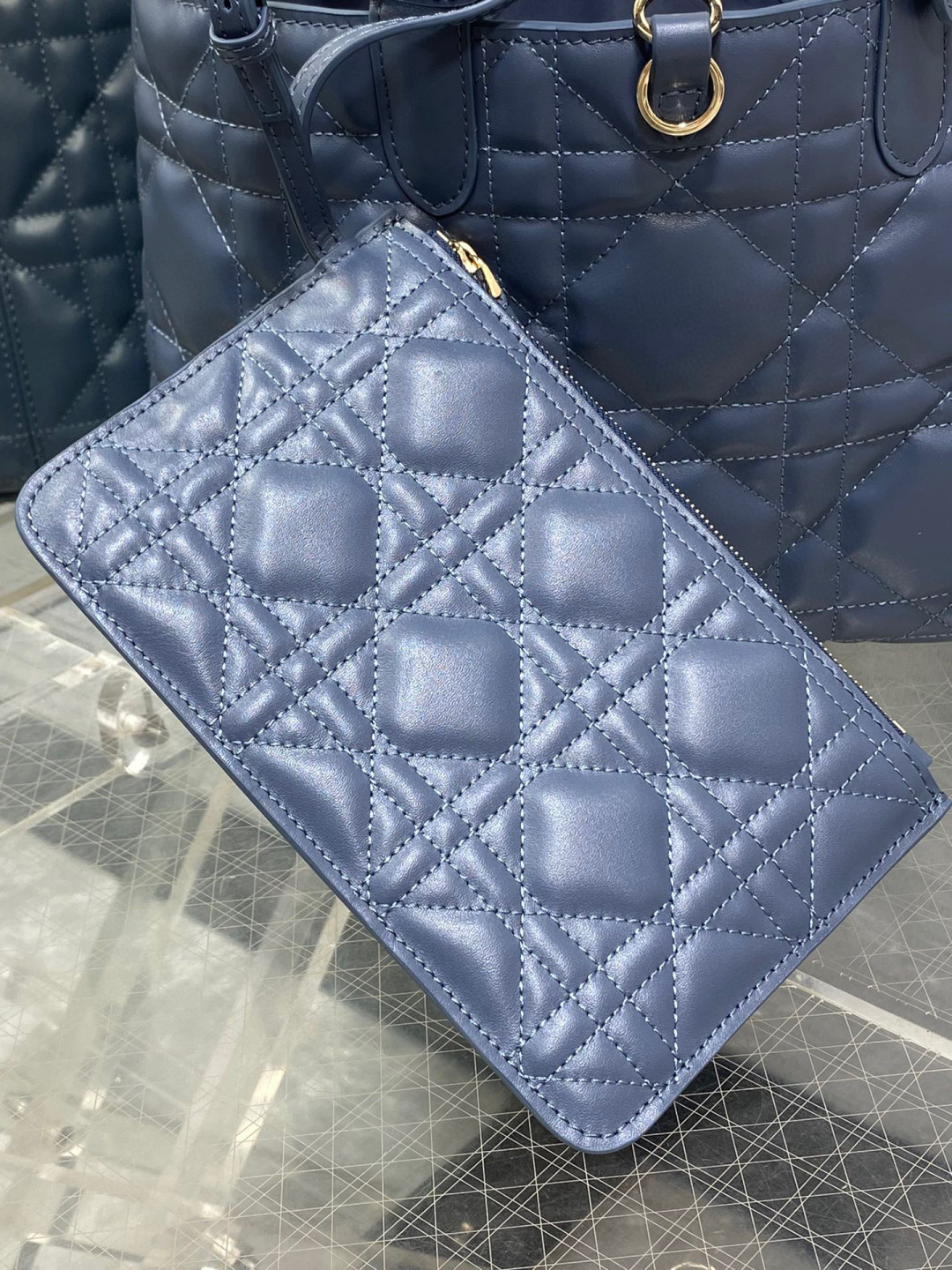Dior 带着 Toujours 去旅行 超大菱格的设计 搭配 的字母配饰 摩登 感十足 包身结构十分柔软