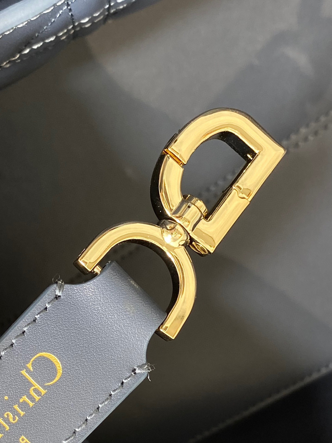 Dior 带着 Toujours 去旅行 超大菱格的设计 搭配 的字母配饰 摩登 感十足 包身结构十分柔软