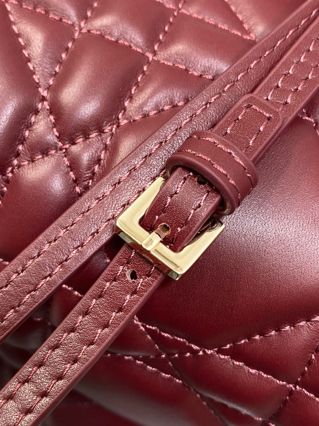 Dior 带着 Toujours 去旅行 超大菱格的设计 搭配 的字母配饰 摩登 感十足 包身结构十分柔软