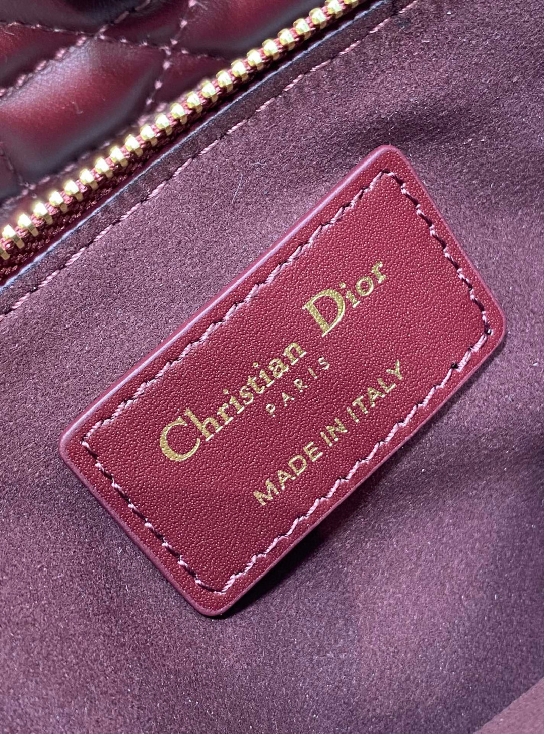 Dior 带着 Toujours 去旅行 超大菱格的设计 搭配 的字母配饰 摩登 感十足 包身结构十分柔软