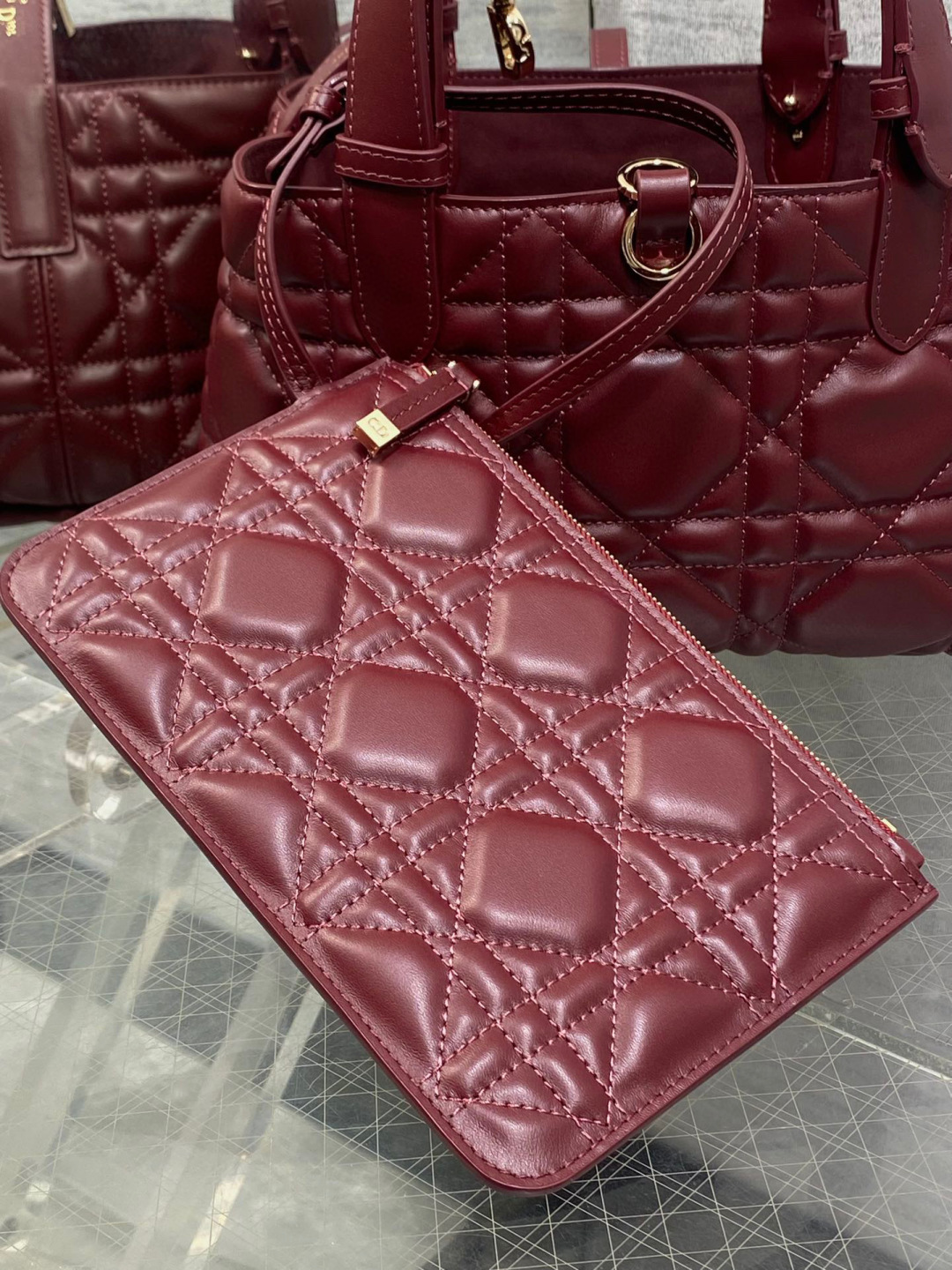 Dior 带着 Toujours 去旅行 超大菱格的设计 搭配 的字母配饰 摩登 感十足 包身结构十分柔软