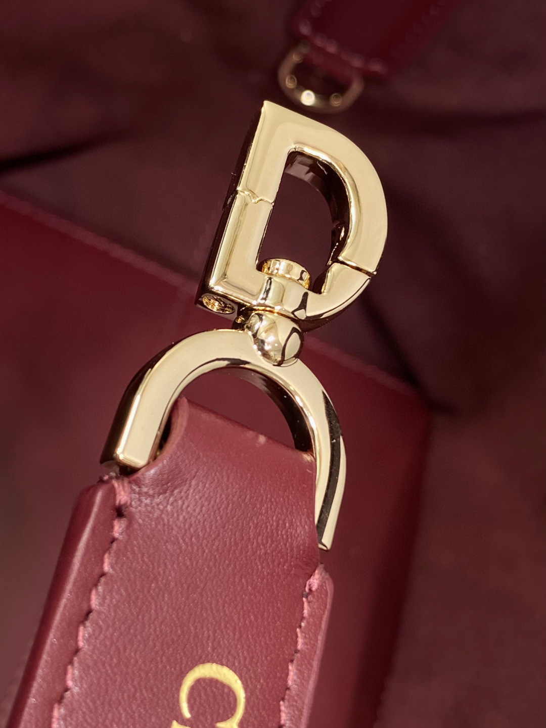 Dior 带着 Toujours 去旅行 超大菱格的设计 搭配 的字母配饰 摩登 感十足 包身结构十分柔软