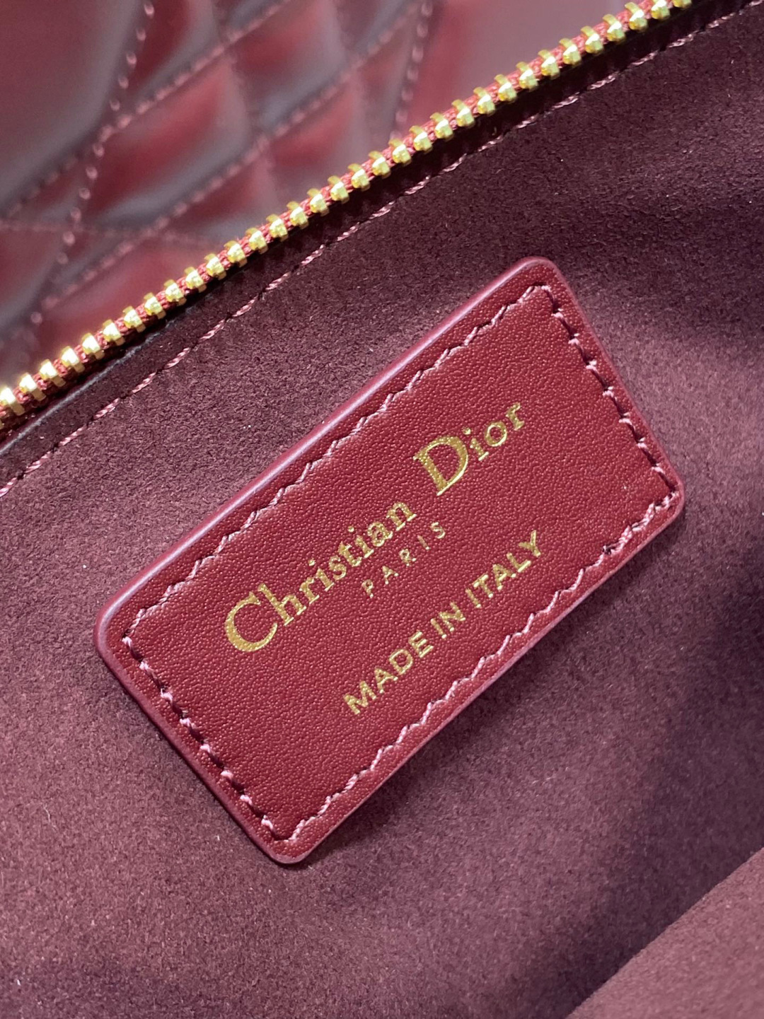 Dior 带着 Toujours 去旅行 超大菱格的设计 搭配 的字母配饰 摩登 感十足 包身结构十分柔软