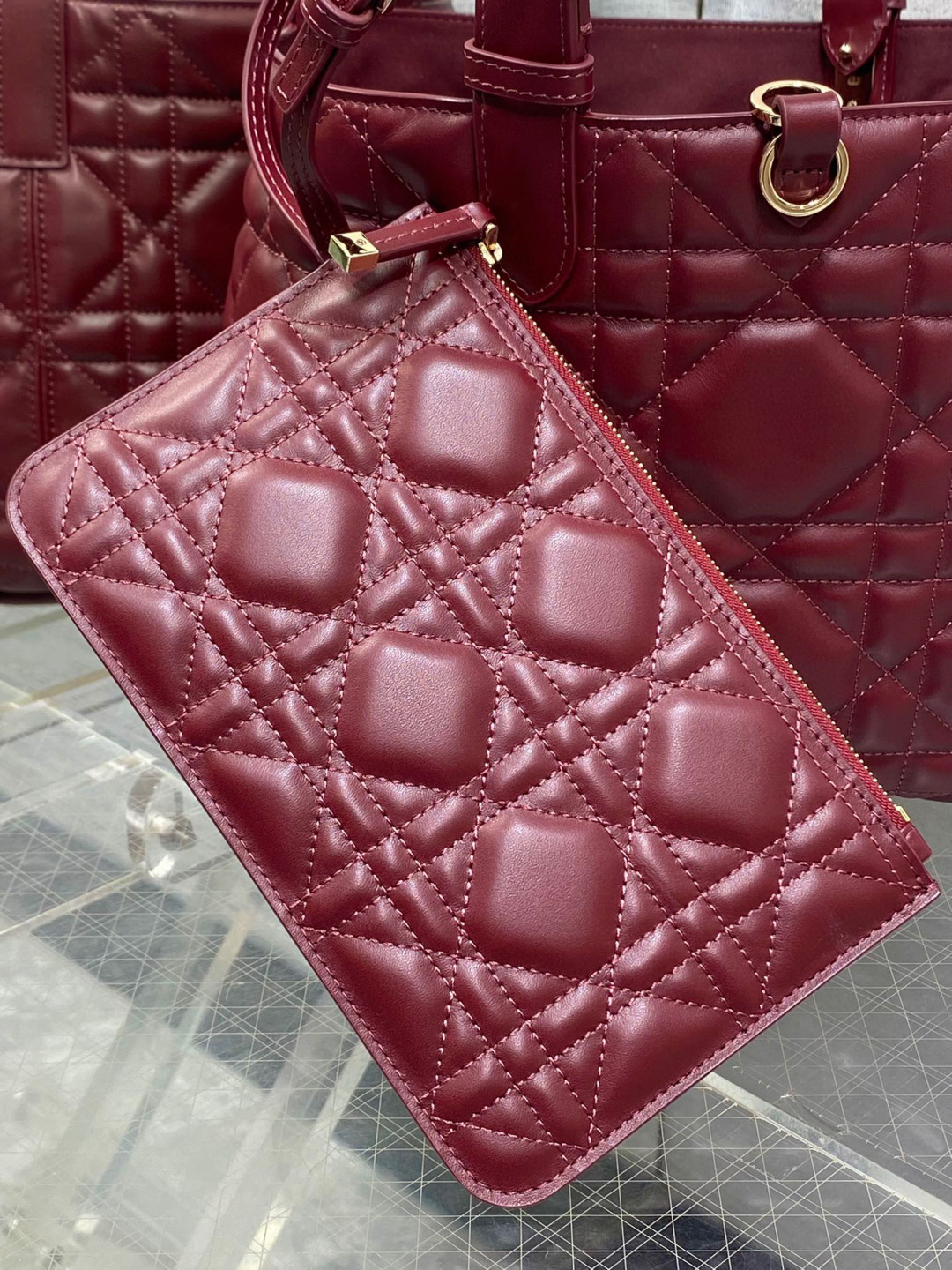 Dior 带着 Toujours 去旅行 超大菱格的设计 搭配 的字母配饰 摩登 感十足 包身结构十分柔软