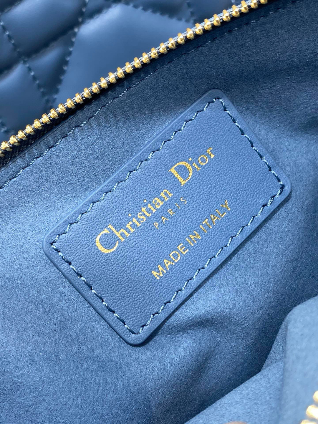 Dior 带着 Toujours 去旅行 超大菱格的设计 搭配 的字母配饰 摩登 感十足 包身结构十分柔软