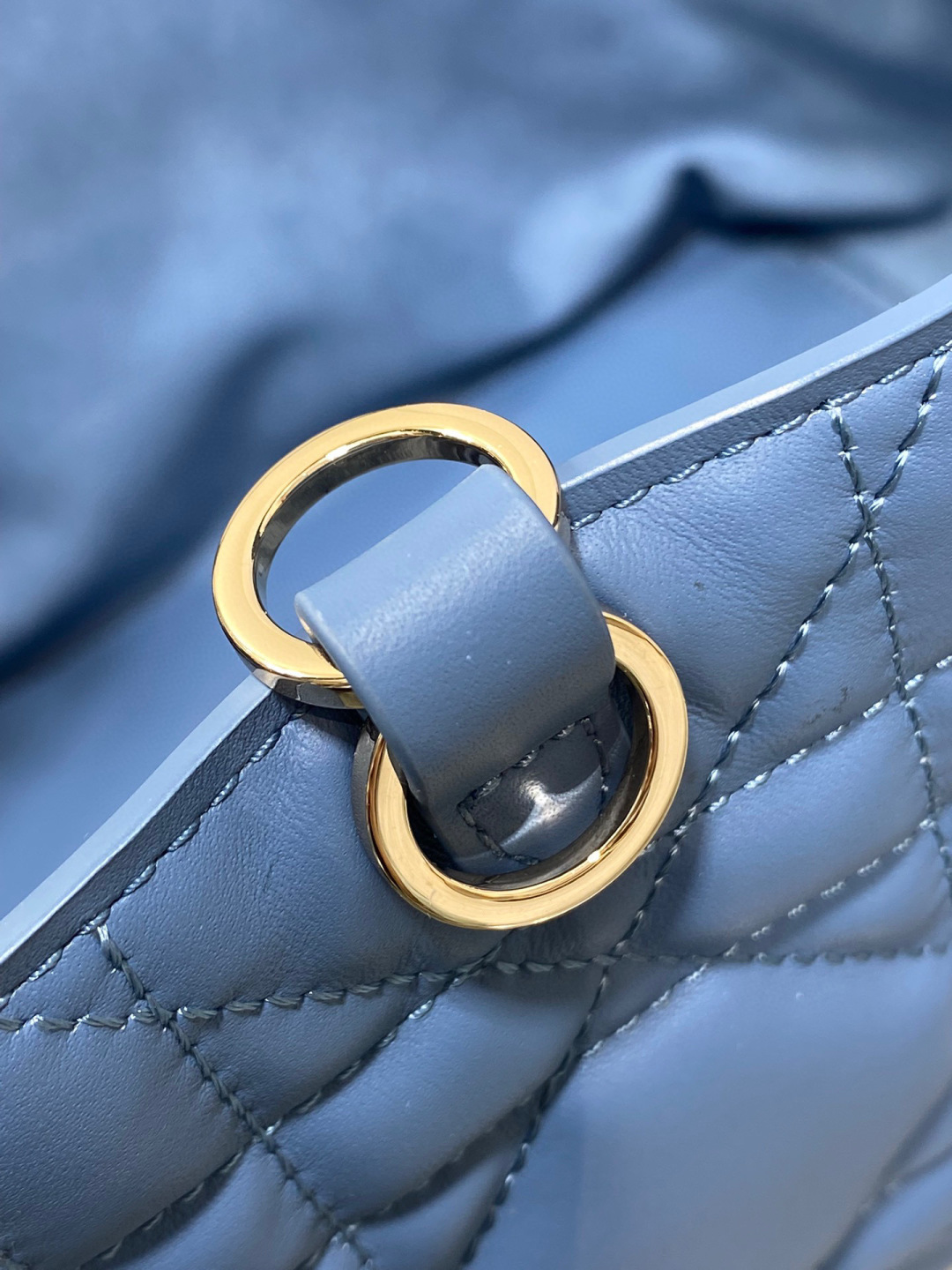 Dior 带着 Toujours 去旅行 超大菱格的设计 搭配 的字母配饰 摩登 感十足 包身结构十分柔软