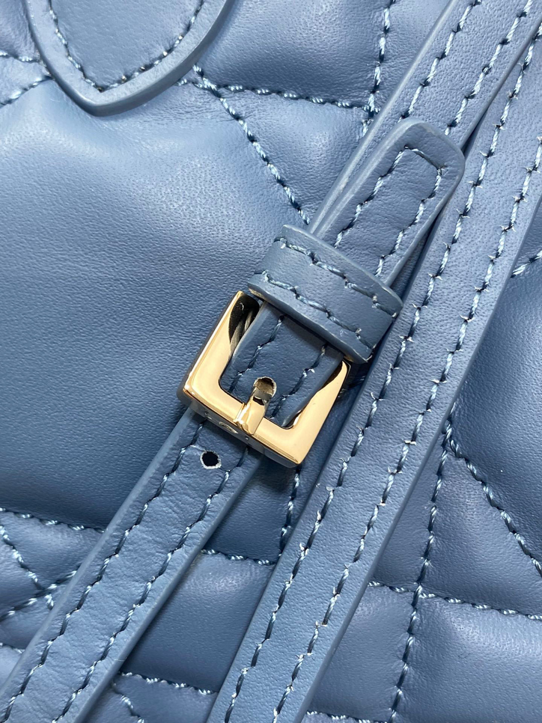Dior 带着 Toujours 去旅行 超大菱格的设计 搭配 的字母配饰 摩登 感十足 包身结构十分柔软