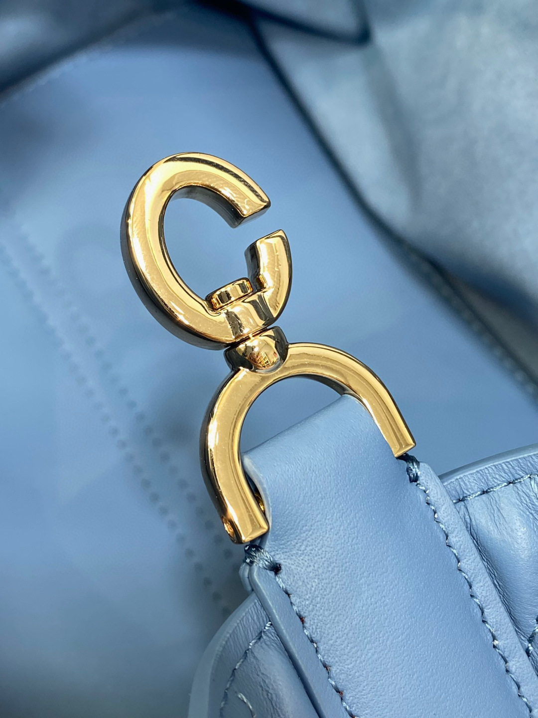 Dior 带着 Toujours 去旅行 超大菱格的设计 搭配 的字母配饰 摩登 感十足 包身结构十分柔软