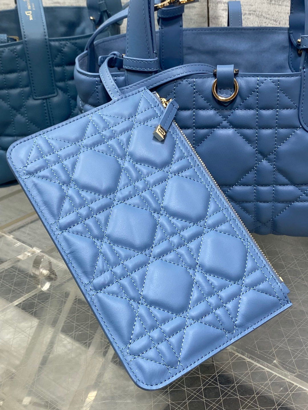 Dior 带着 Toujours 去旅行 超大菱格的设计 搭配 的字母配饰 摩登 感十足 包身结构十分柔软
