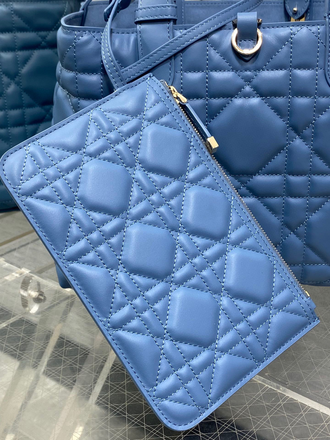 Dior 带着 Toujours 去旅行 超大菱格的设计 搭配 的字母配饰 摩登 感十足 包身结构十分柔软
