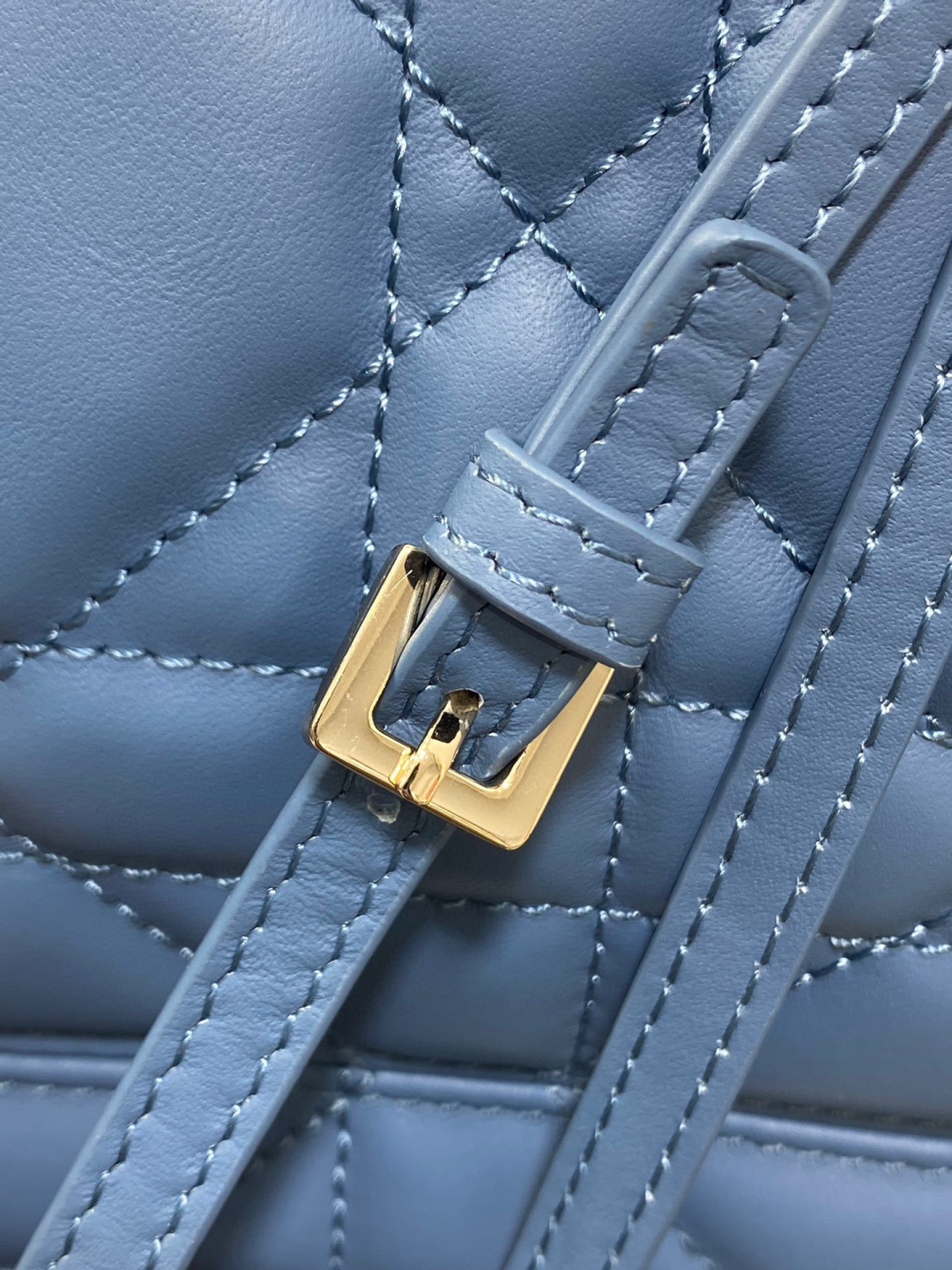 Dior 带着 Toujours 去旅行 超大菱格的设计 搭配 的字母配饰 摩登 感十足 包身结构十分柔软