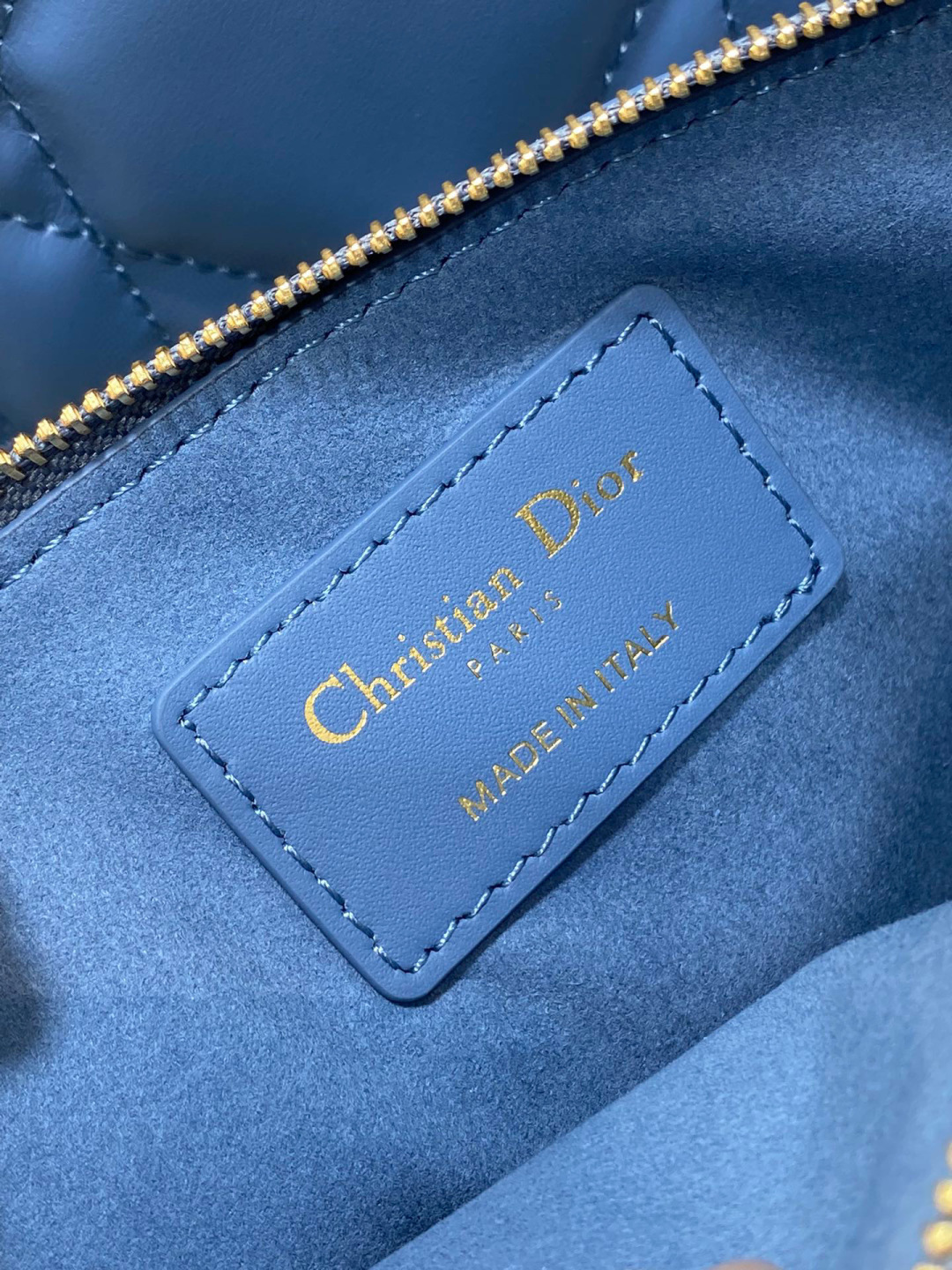 Dior 带着 Toujours 去旅行 超大菱格的设计 搭配 的字母配饰 摩登 感十足 包身结构十分柔软