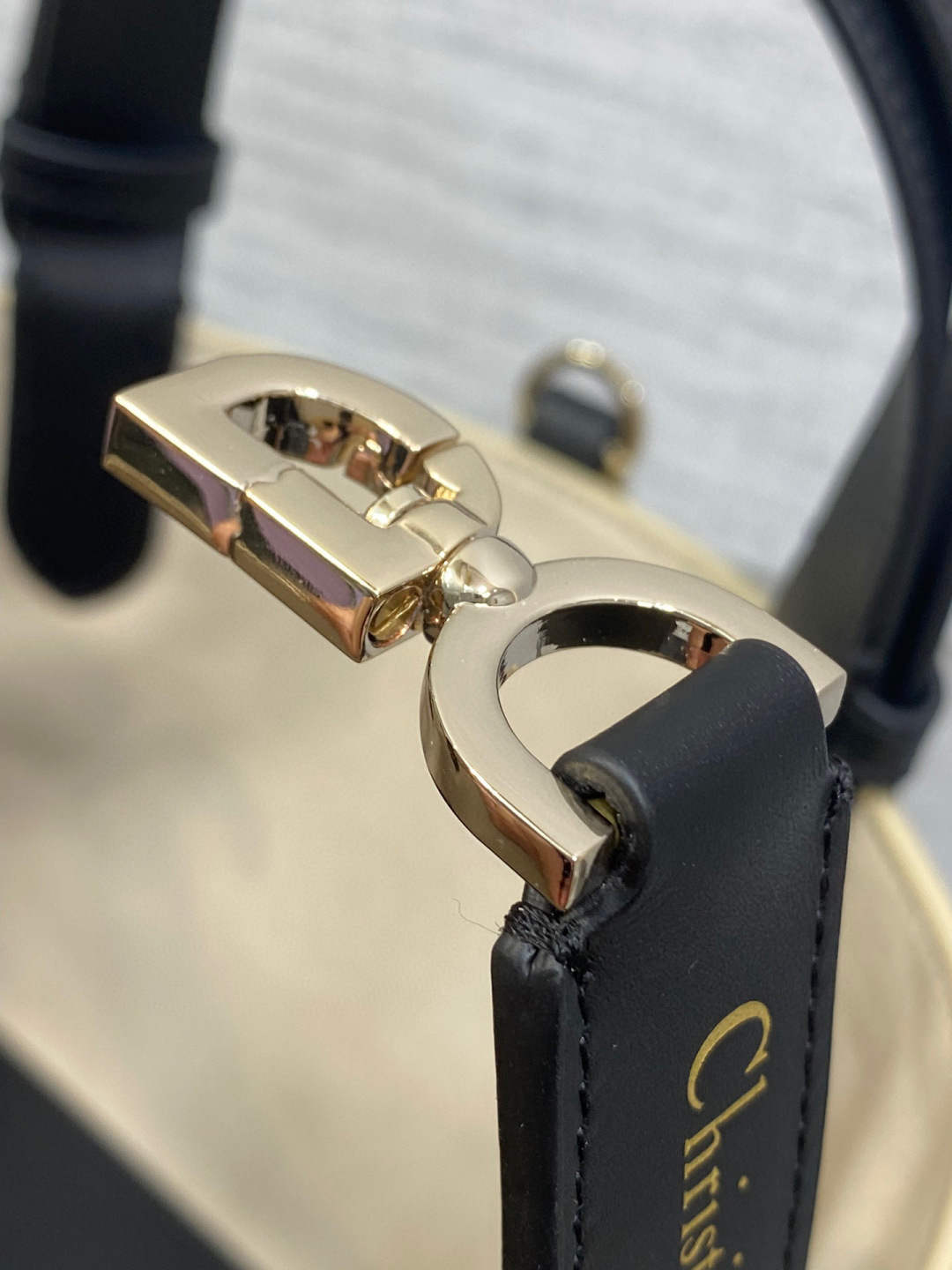 Dior 带着 Toujours 去旅行 超大菱格的设计 搭配 的字母配饰 摩登 感十足 包身结构十分柔软