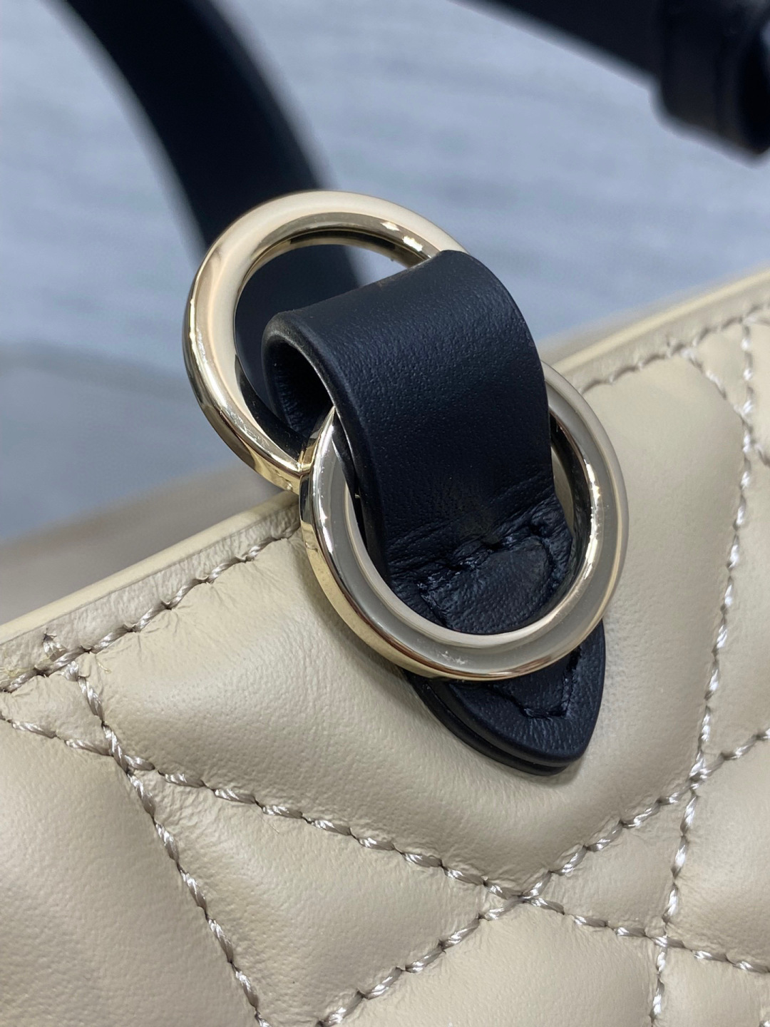 Dior 带着 Toujours 去旅行 超大菱格的设计 搭配 的字母配饰 摩登 感十足 包身结构十分柔软